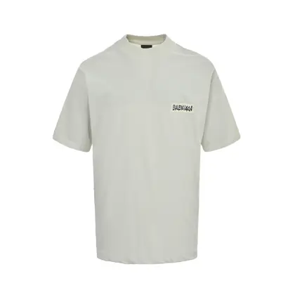 Balenciaga/巴黎世家 26ss 胶带印花破洞水洗短袖 os版型真的很迷人 巴黎世家也真的是绝绝子 每一季新品版型都做到极致 实穿度很高,随意搭都nice✔️ - ⚠️100%棉 采用32支双纱 260克重面料 进口针织针梳棉进行制作,厚度适中,有垂感又有轮廓型,上身就是一个舒适 对微胖身型包容性强,穿上瞬间瘦五斤! 领口捆条采用纯棉本布一体切的捆条 无色差 不会变形 前幅后幅运用马骝水水洗印花工艺;由环保胶浆材质,机械化印花工艺.机械印花精度高,套位精准度可达±0.02mm,品质稳定性强. 衣身做水洗 反底炒色 做旧 破洞 元素处理,更大大增加了服装的趣味性;独特的视觉效果.特殊水洗效果处理后形成了一种的独特做旧效果. 近两年oversize版型成了潮流的专注 也一直是近两年火爆主打 设计师的变更让此品牌一炮而红 时代的进步时装也需要新鲜的元素和新潮设计的血液冲击,才能把辉煌延续下去! 内搭外穿都巨时髦,高街出行必备! 绝对的“吸睛款”可搭配情侣💏 颜色:水洗黑 灰白色